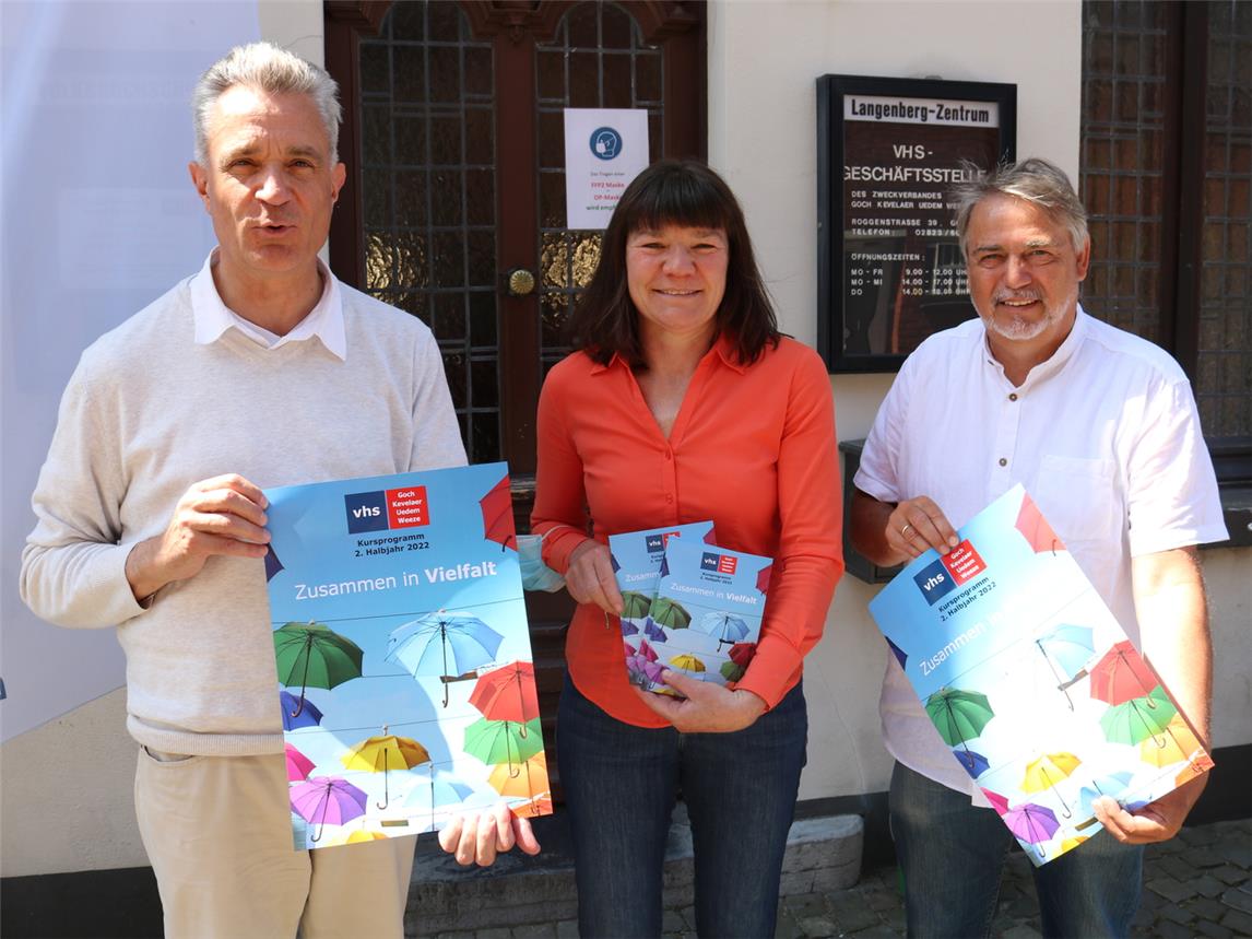 Fachbereichsleiter Johannes Wilhelms, Fachbereichsleiterin Monique Kling und VHS-Direktor Theo Reintjes freuen sich auf das neue Semester. NN-Foto: CDS