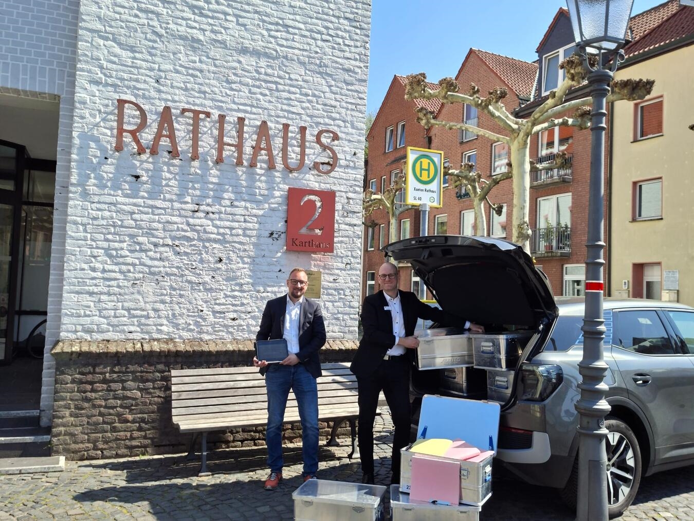 Fachbereichsleiter Torsten Schneider (links) und Sachgebietsleiter Kai Koenen (rechts) beim Verladen der Bauakten zur Digitalisierung. Foto: Stadt Xanten