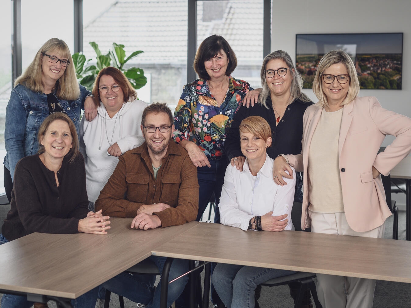 Gruppenfoto von Fachdienstleiterin Katja Reintjes mit OGS-Leitungen Kirstin Schlünzen-Mulder, Stephanie Geßmann und weiteren Teammitgliedern.