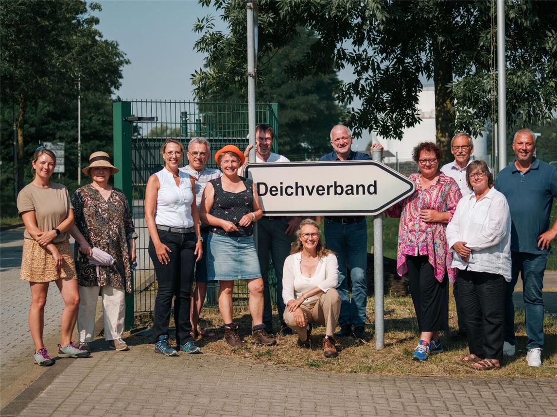 Fachlicher Austausch beim Deichverband: Die Grünen-Politiker mit Deichgräf Harry Schulz (3. v. r.) und Geschäftsführer Holger Friedrich (r.). Foto: Simon van de Loo