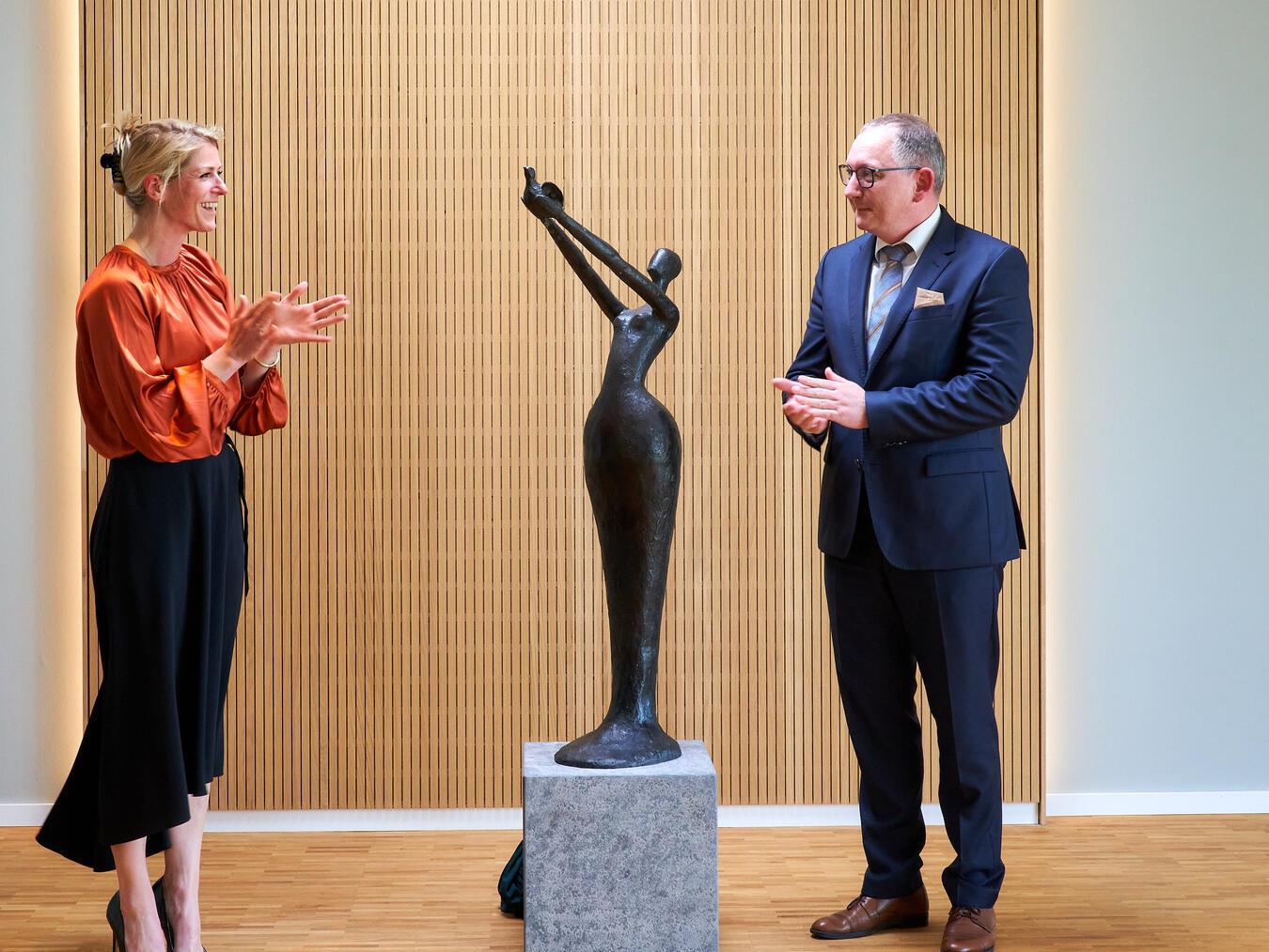 Krematorium in Rees eröffnet Facultatieve-Geschäftsführerin Margreth Heyer und Bürgermeister Sebastian Hense enthüllen die Statue „Abschied nehmen“.