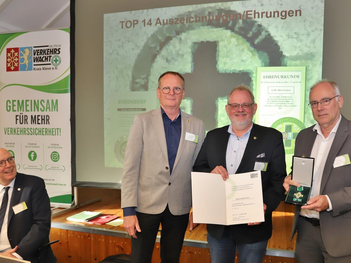 Falk Neutzer erhält das Silberne Ehrenzeichen der Präsidentin der Deutschen Verkehrswacht von Landesgeschäftsführer Jörg Weinrich. Foto: Mona Neutzer