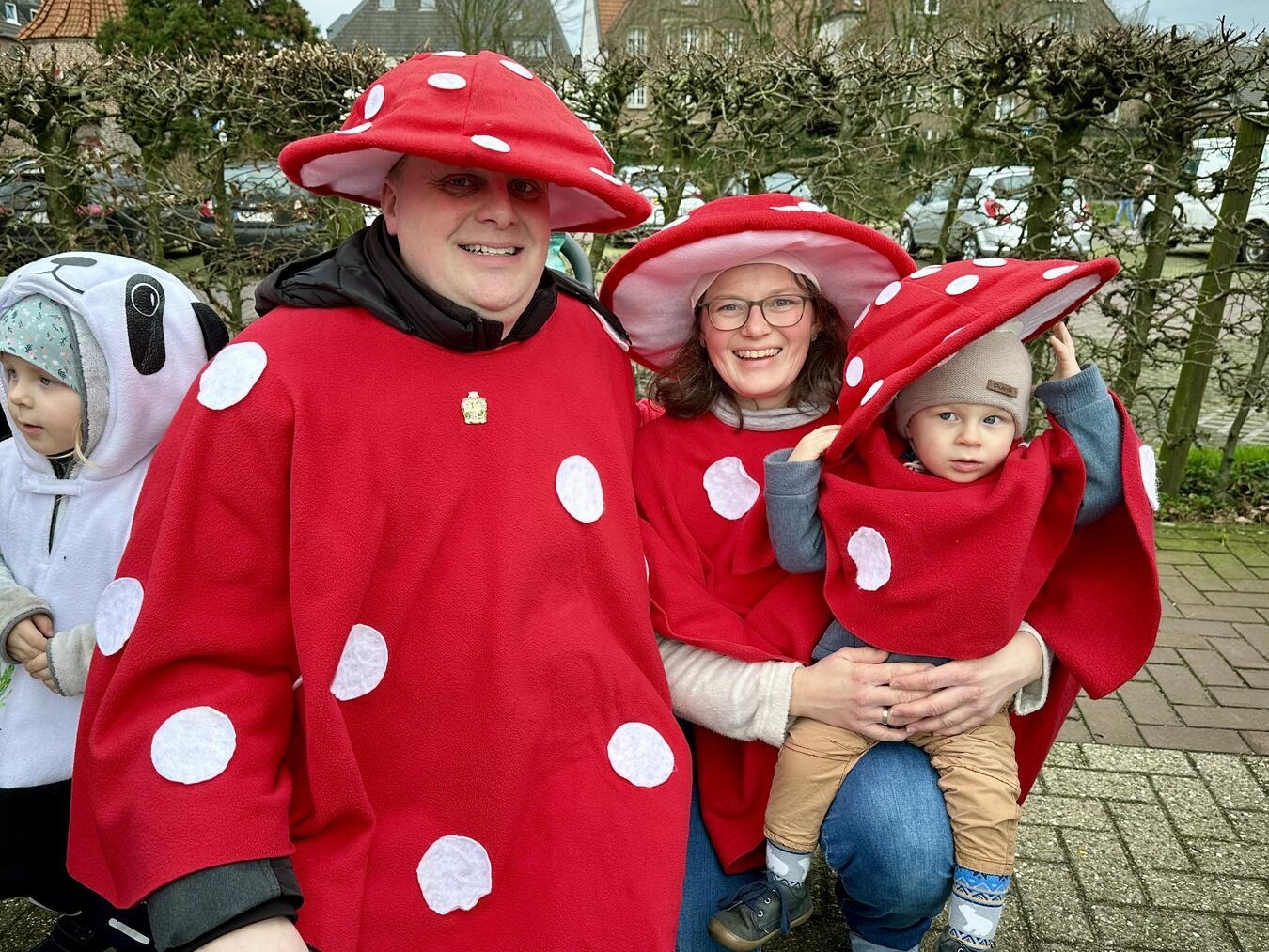 „Familie Glückspilz“ schaute sich 2024 den Blutwurstsonntagszug an.