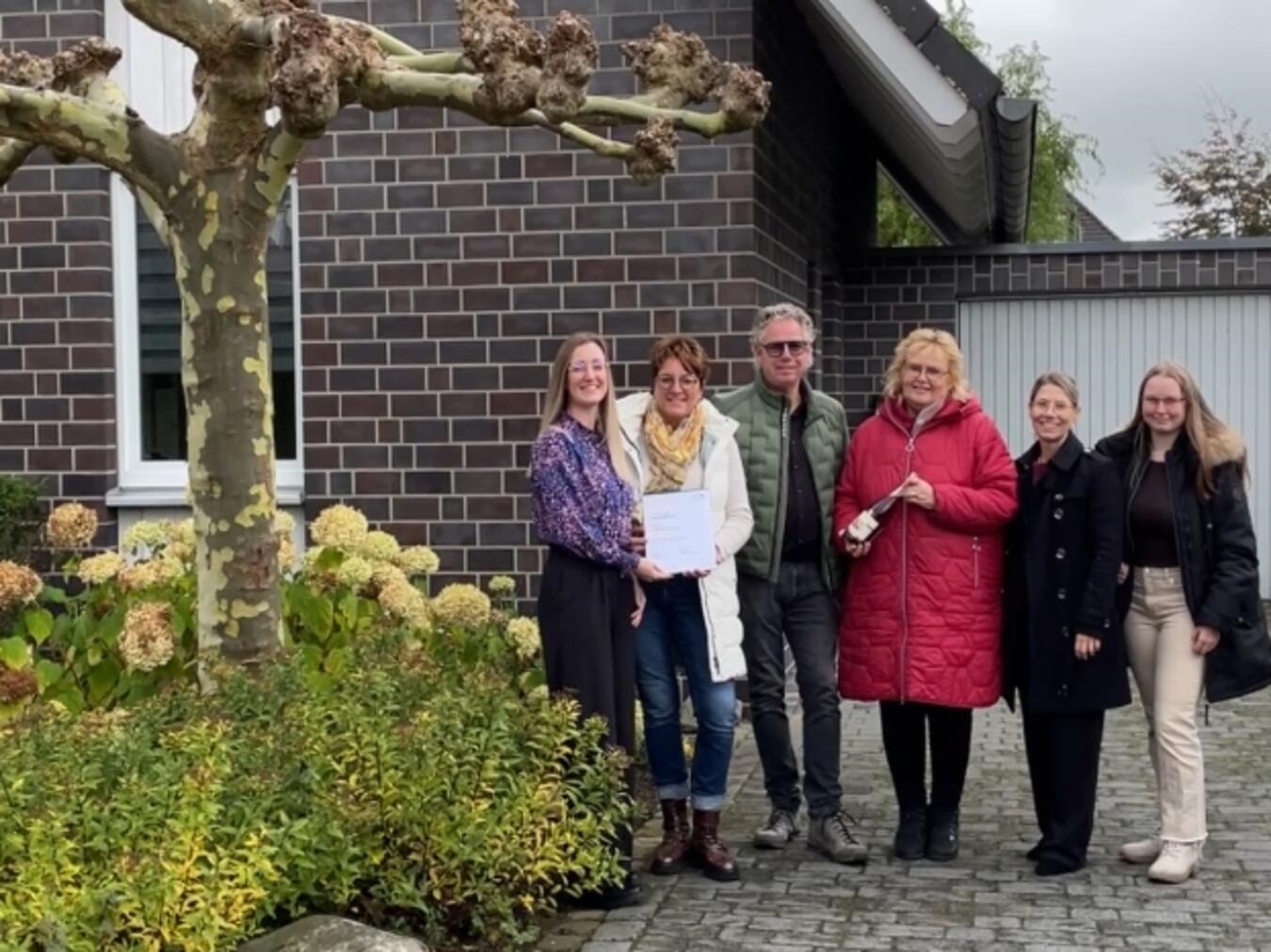 Familie Otten und die Vertreterinnen der WfG freuen sich über die Auszeichnung. Foto: WfG Emmerich