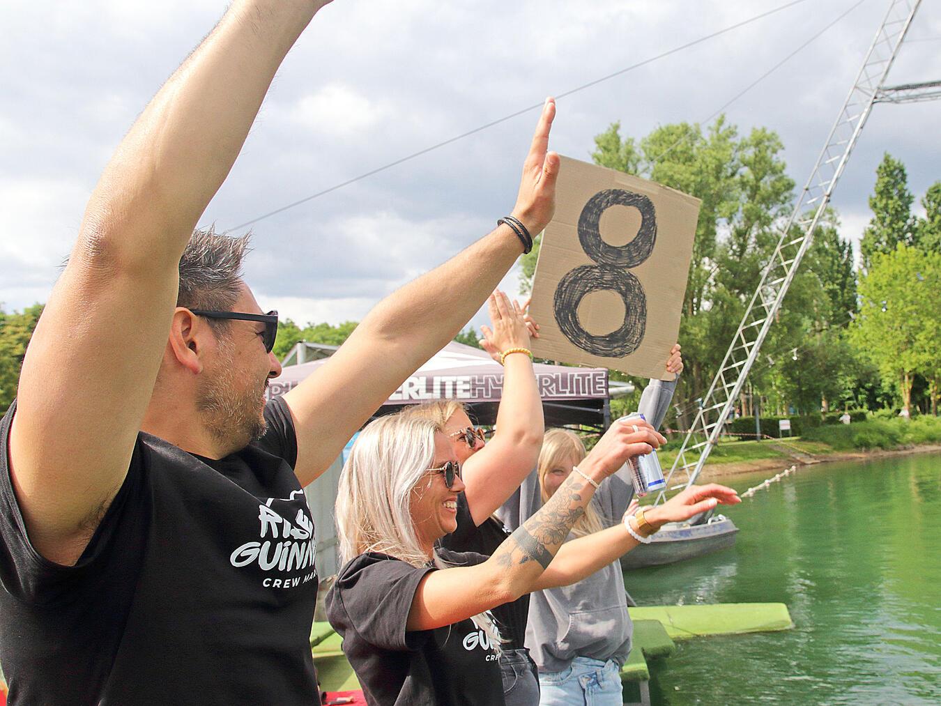 Familie und Freunde unterstützten Hennemann an Land. Zu diesem Zeitpunkt hatte er bereits acht Stunden absolviert. NN-Foto: Theo Leie