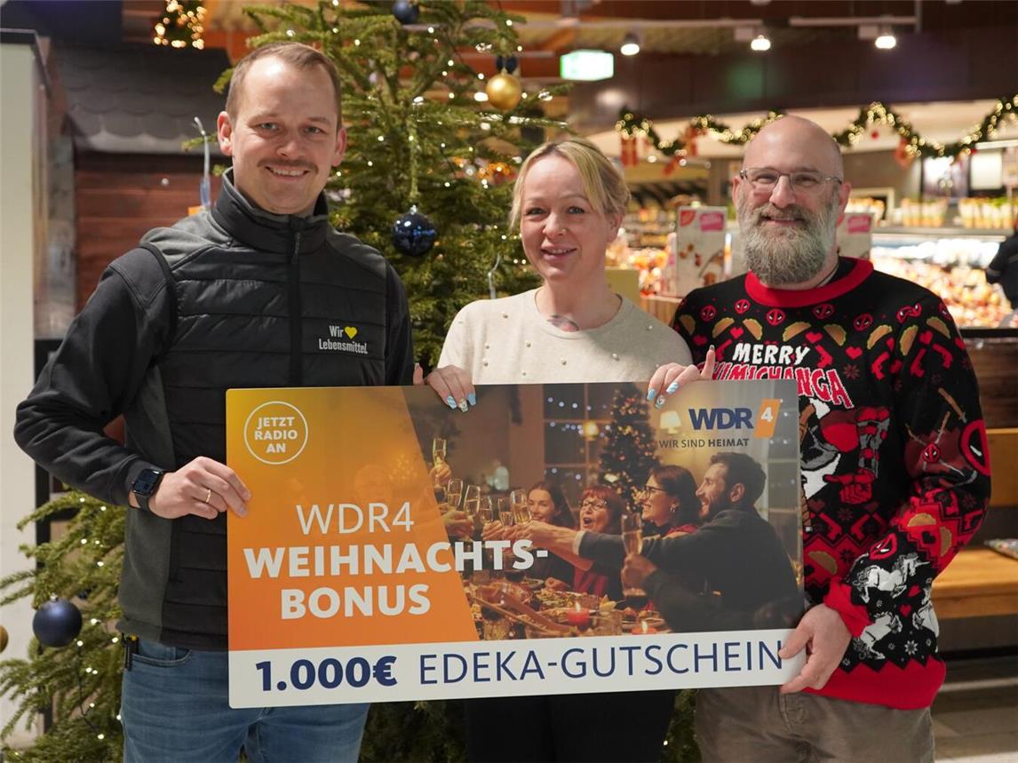 Familie Winter freut sich über den Edeka-Einkaufsgutschein, den Kaufmann Patrick Kox (links) überreicht hat. Foto: Edeka