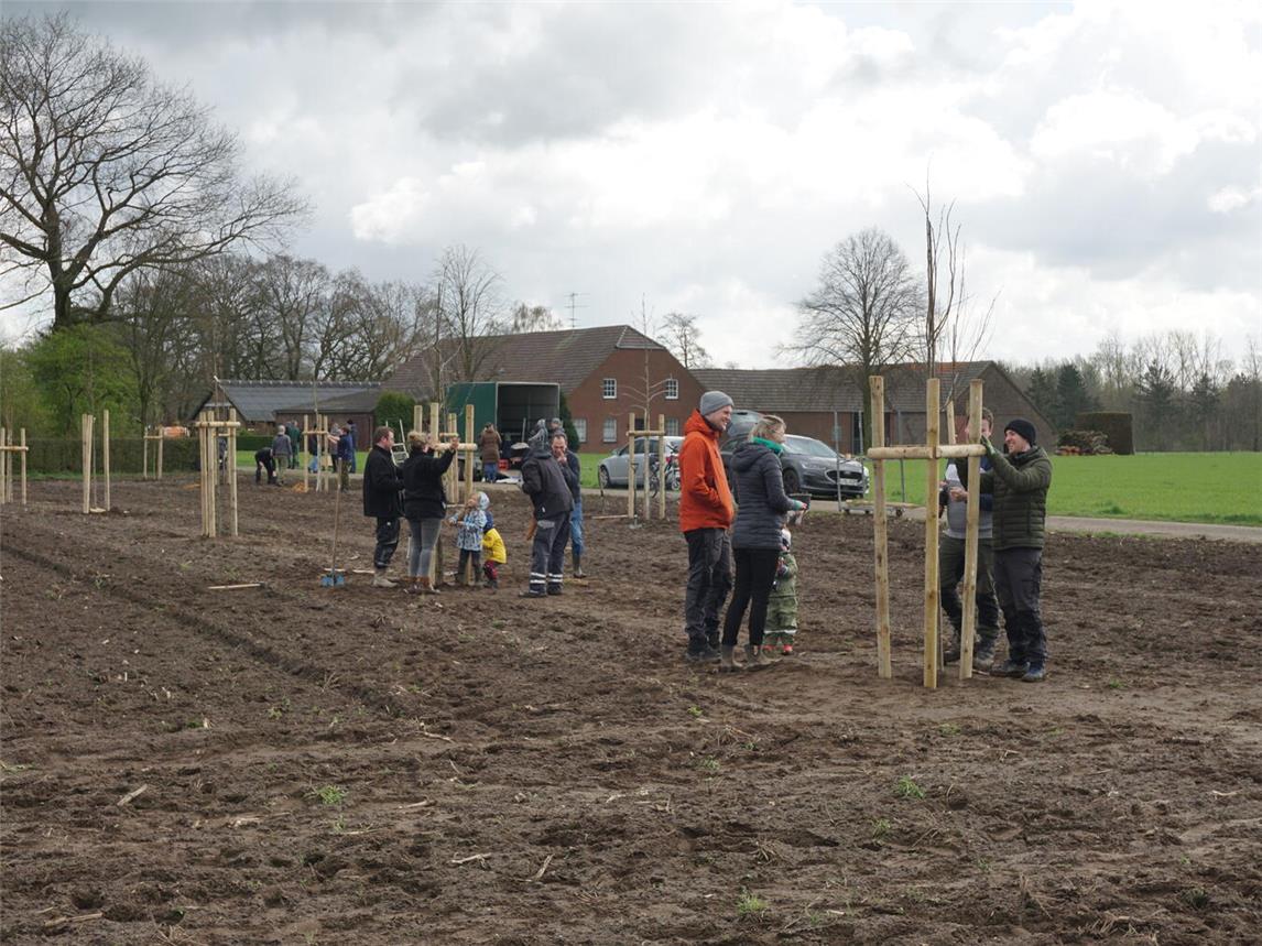 Familien beim Pflanzen der ersten Bäume für den Geburtenwald in Lüllingen.Foto: privat