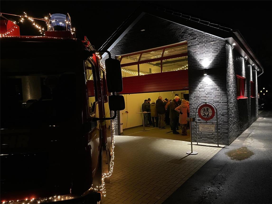 Familien und Vereine gestalten ihre „Türchen“ individuell, mit einem gemütlichen Beisammensein. Mitgemacht hat auch die Löschgruppe Frasselt-Schottheide. Foto: Stephan Derks