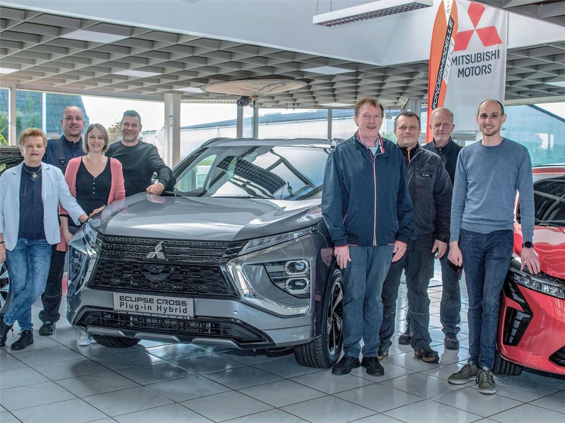 Familienbetrieb: Rolf Hüting (4. v. r.) und Sven Hüting (r.) mit dem Team. NN-Foto: Gerhard Seybert