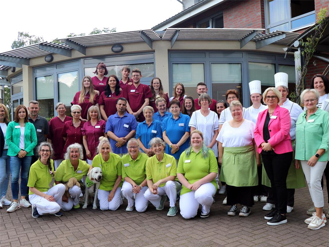 „Familienfoto“: Das Team der MediCare Senriorenresidenz in Kranenburg. Seniorenresidenz