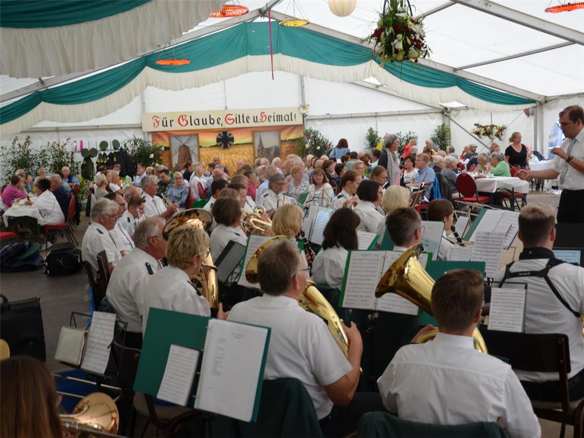Familiennachmittag 2023 mit Kaffee und Kuchen im Festzelt; hier spielt der Musikzug Hassum für die Besucher auf. Foto: privat