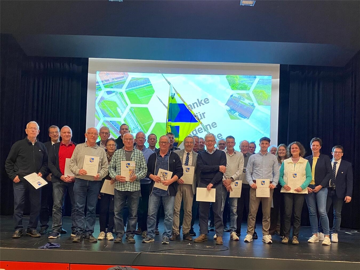 Fast 100 Mitglieder nahmen an der JHV des TSV Weeze teil. Ein Programmpunkt waren die Ehrungen. Foto: TSV Weeze