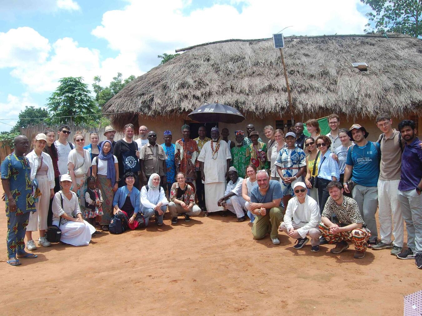 Fast 30 Studierende und Professoren von der Hochschule Rhein-Waal besuchten für zwei Tage das Klever Bildungsprojekt in Dogbo. Foto: pro dogbo