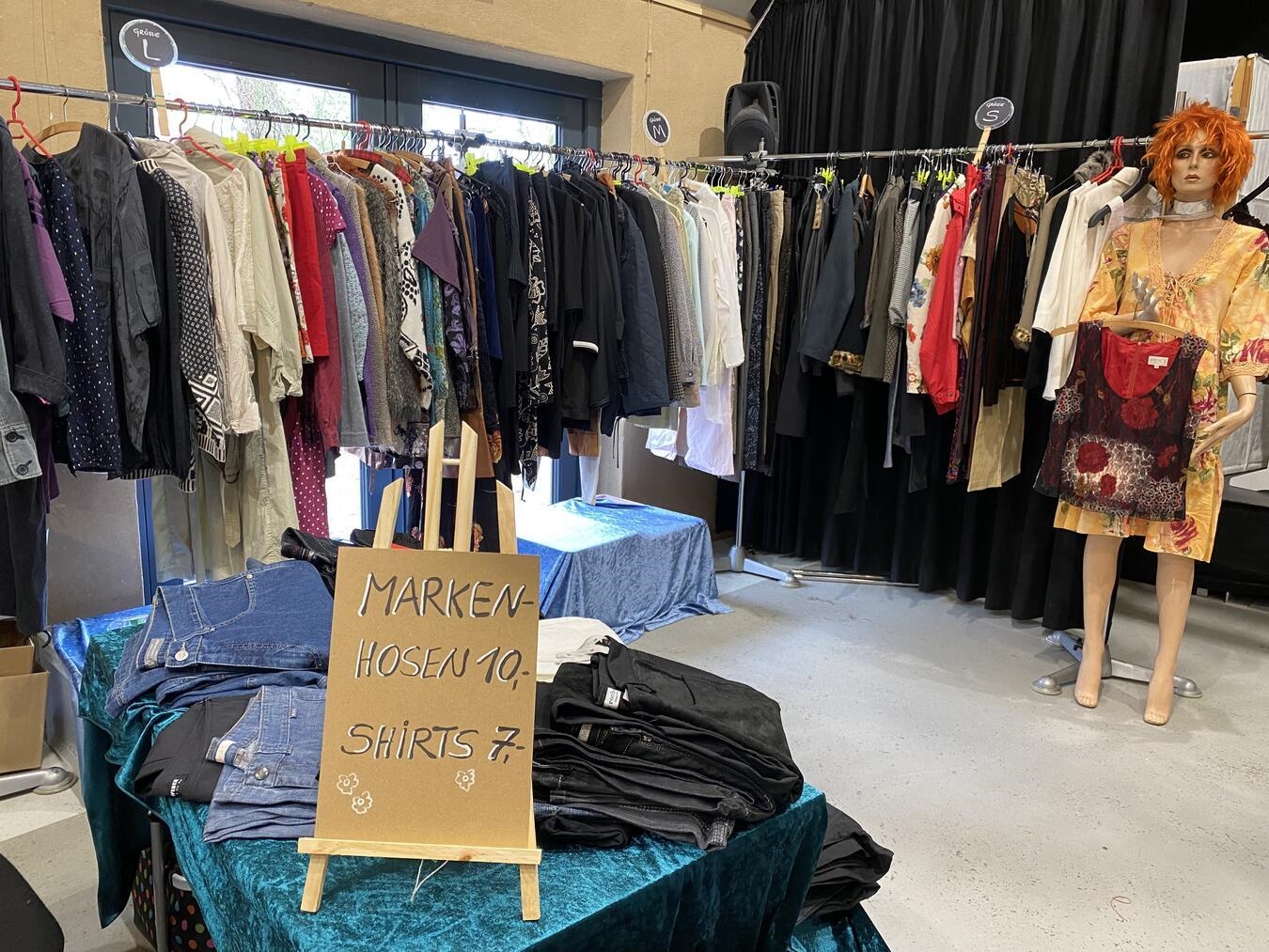 Secondhand-Modemarkt für Frauen am Schlösschen „Fast-Fashion“ die Stirn zu bieten, ist das Ziel des Secondhand-Modemarkt am Schlösschen Borghees. Foto: privat