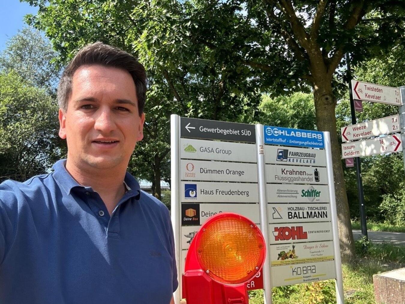 FDP-Fraktionschef Jan Itrich im Gewerbegebiet Süd: „Glasfaser-Anschluss darf kein Standortvorteil bleiben, sondern muss Standard werden. Foto: FDP Kevelaer