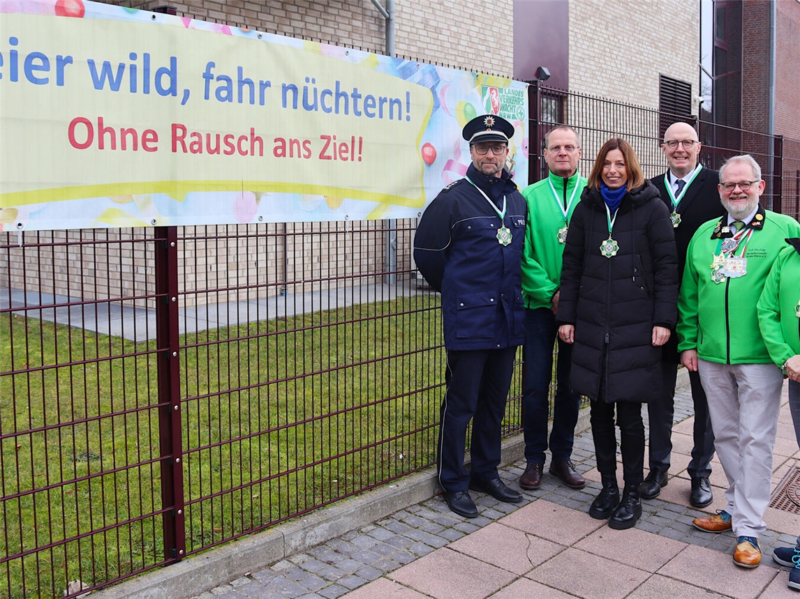 „Feier wild, fahr nüchtern! Ohne Rausch ans Ziel!“, dafür werben (v.l.) Thomas Hermes-Jansen von der Kreispolizeibehörde Kleve, Peter Baumgarten, Vorsitzender der Verkehrswacht Kreis Kleve, Silke Hälker, Fachbereichsleiterin öffentliche Sicherheit und Ordnung Kreis Kleve, Landrat Christoph Gewers sowie Falk Neutzer, Geschäftsführer der Verkehrswacht Kreis Kleve, und Mona Neutzer, Beisitzerin im Vorstand der Verkehrswacht Kreis Kleve. Foto: Kreis Kleve