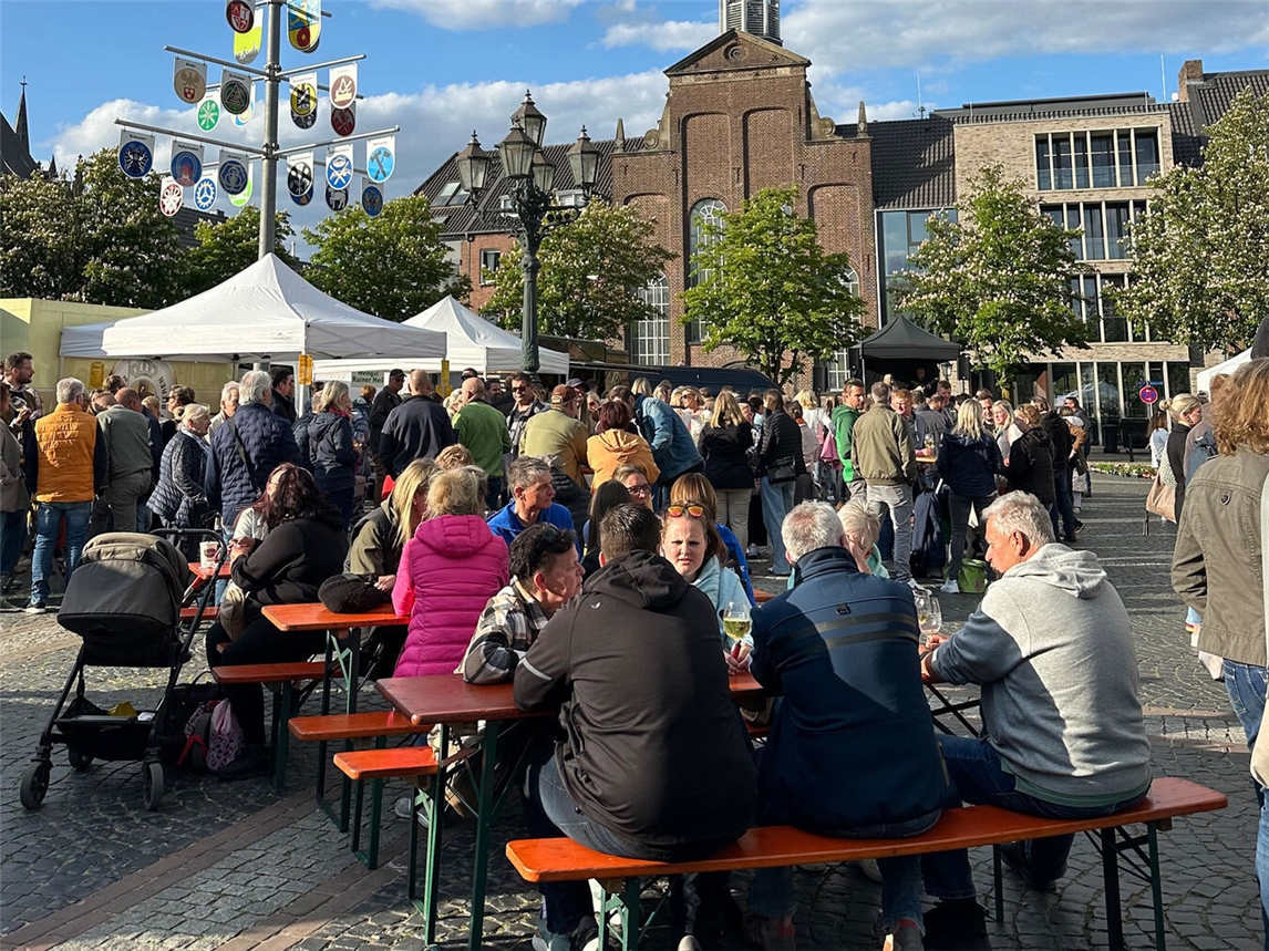 "Feierabendmarkt in Goch mit bunten Ständen und Besuchern, Foto von Marie-Christin Rohnke"