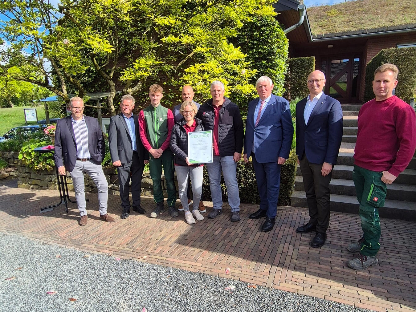 Übergabe Ausbildungspreis: Minister Laumann und VGL NRW-Präsident Mennigmann überreichen Urkunde an Wibke und Erik Peters von Grütter GmbH.