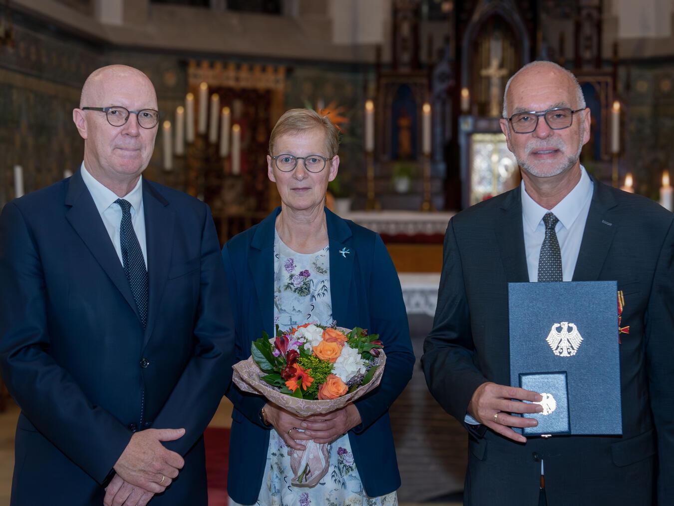 Feierliche Verleihung in der St. Stephanus Kirche (v. l.): Landrat Christoph Gerwers, Gisela Wagner und Karl-Heinz Wagner. NN-Foto: Gerhard Seybert