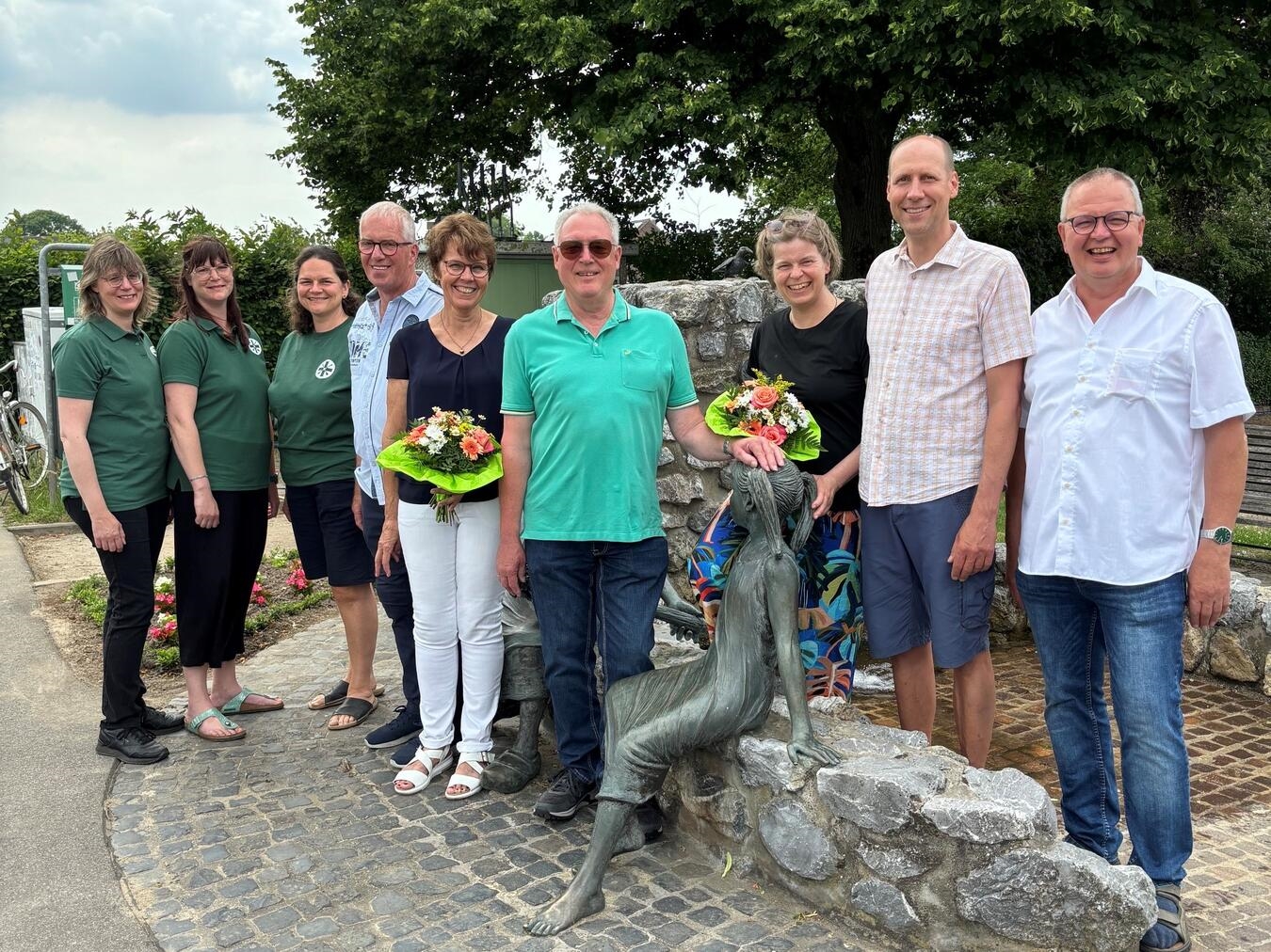 Feiern die Vernumer Kirmes am ersten Septemberwochenende gemeinsam (v.l.): Der Hofstaat der Marianischen Bruderschaft Vernum mit Ministerin Bea Smitmans-Bereths, Königin Diana Knust und Ministerin Dominika Blomberg sowie das Trio an der Festkette mit Adjutant Karl-Willi Buffen und seiner Ehefrau Maria, dem designierten Festkettenträger Gerd van de Kamp, Luzie Tebart und Adjutant Jürgen Tebart. Erster Gratulant war der Vorsitzende der Vereinsgemeinschaft, Franz-Josef Elspas (r.). Foto: hvs