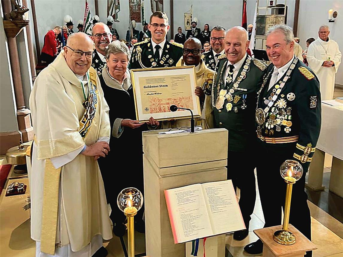 Feierstunde in der St.-Georg-Kirche: (v. l.) Manfred und Brigitte Wiskamp, Geschäftsführer Christoph Spiegelhoff, Brudermeister Markus Holtkamp, Pastor Dr. Egide Muziazia, stellvertretender Brudermeister Rolf van Marwyk, Bernard Heitkamp Diözesanbundesmeister und Bezirksbundesmeister Gerald Oostendorp. Foto: privat