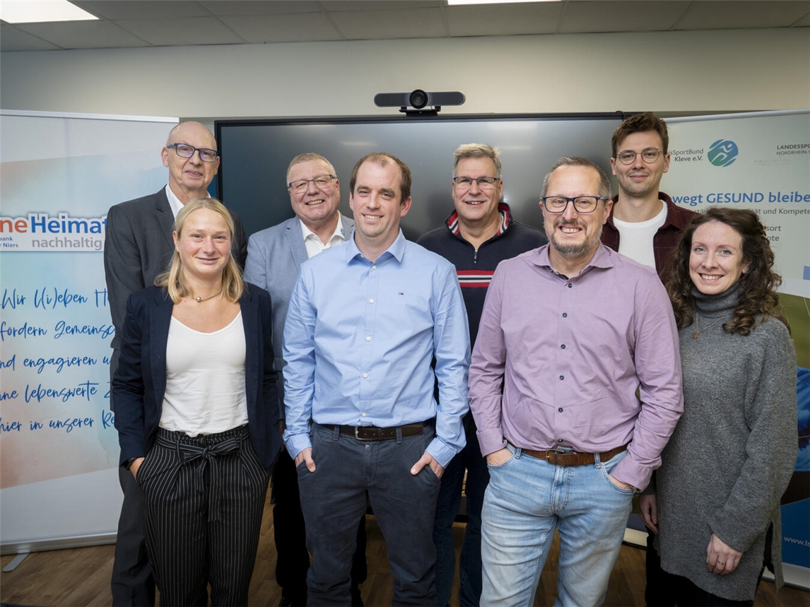 Feierstunde in Geldern: (v.l.n.r.) Wilfried Bosch (Vorstandsmitglied Volksbank an der Niers), Sarah Pullich (Club der Pferdefreunde Goch), Dieter Bauhaus (KreisSportBund Kleve), Marcel Fronhoffs (SV 1934 Veert), Ralf-Peter Cleven (VfB Alemannia Pfalzdorf), Emile Schipper (Budosportgemeinschaft Senshu Emmerich), Carsten Franken (TTV Rees-Groin) und Nathalie Tebarth (KreisSportBund Kleve). Nicht im Bild (ebenfalls Preisträger): Volker Gierenz vom Kevelaerer SV.Foto: Gerhard Seybert