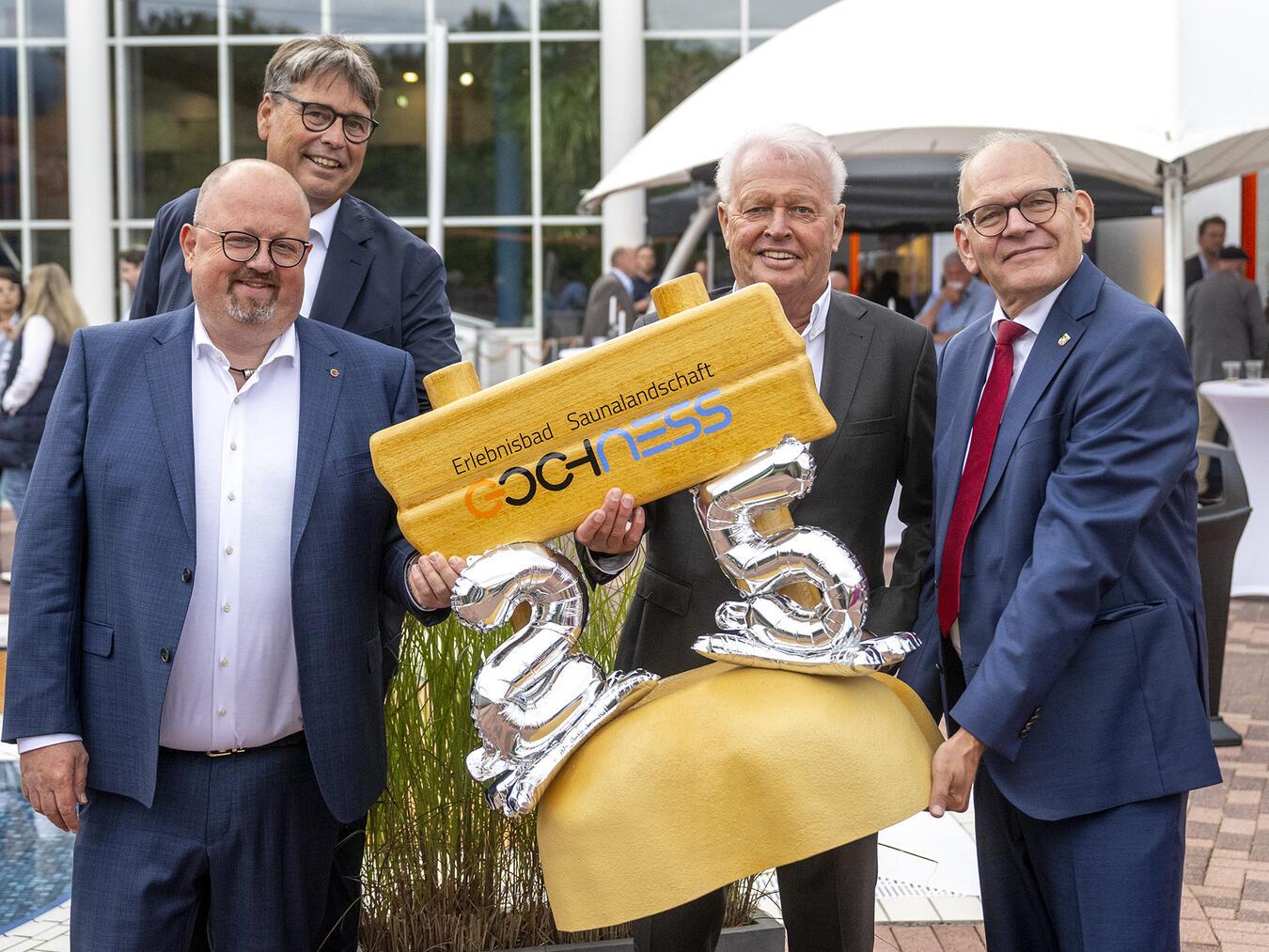 Feierten mit vielen Gästen Geburtstag (v. l.): Geschäftsführer Carlo Marks, Aufsichtsratsvorsitzender Dr. Klaus Völling, der ehemalige Gocher Bürgermeister Rudolf Lange und Bürgermeister Ulrich Knickrehm.Foto: Stadtwerke Goch/Thomas Momsen