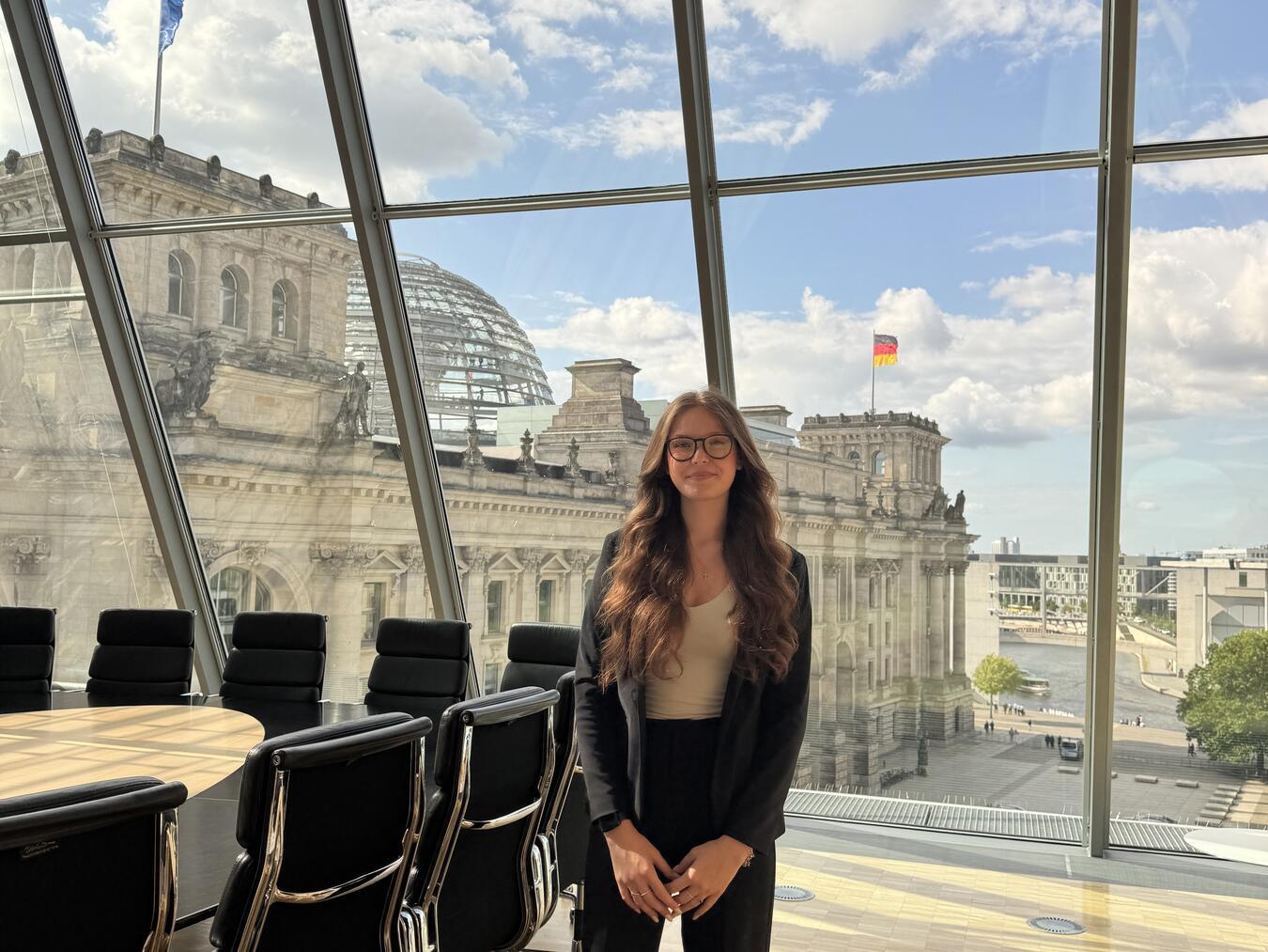 Felicitas Krawcyk bekam bei ihrem Praktikum unter anderem Einblicke in die politische Entscheidungsfindung. Foto: Büro Sascha van Beek