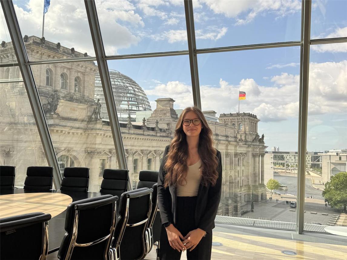 Felicitas Krawcyk bekam bei ihrem Praktikum unter anderem Einblicke in die politische Entscheidungsfindung. Foto: Büro Sascha van Beek
