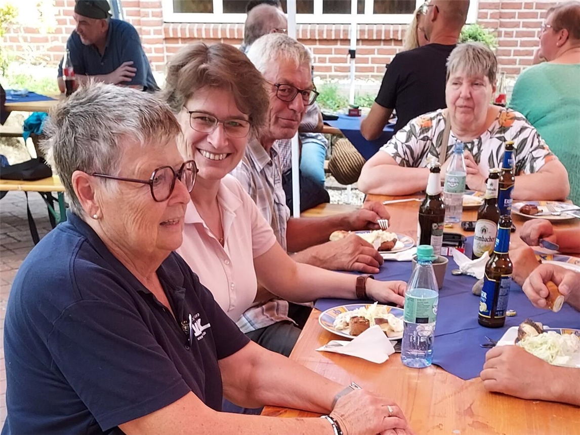 "Felicitas Rose, Bürgermeisterin Iris Itgenshorst und Kollegen beim VdK-Sommerfest; Gemeinschaft und Freude erleben."