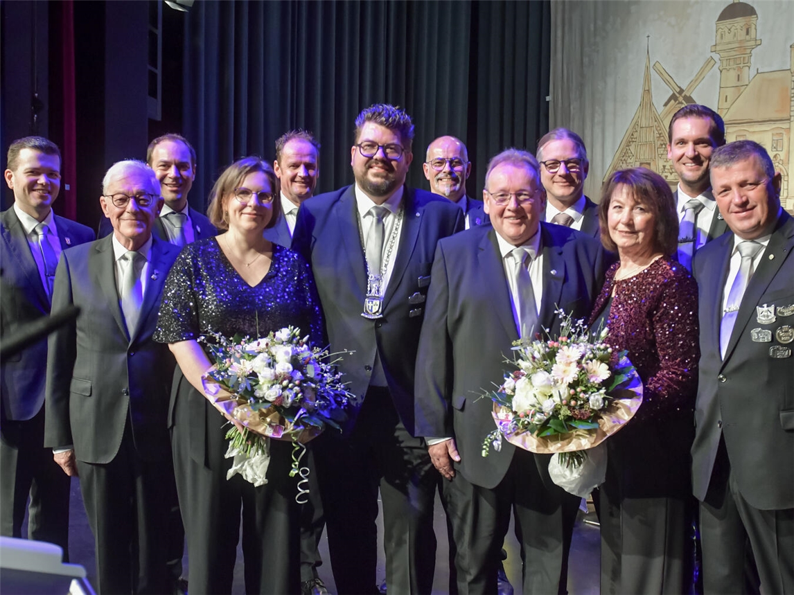 Festkettenträger Stefan Boßmann mit Frau Sabrina, seinem Adjutanten Georg Vloet und dessen Frau Karin, dem Vorstand der Geselligen Vereine und einigen Bürgerschützen. NN-Fotos: Gerhard Seybert