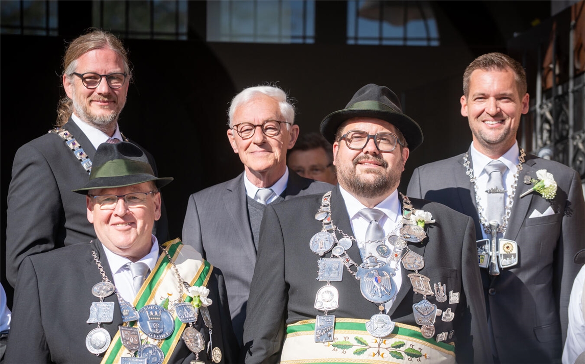 "Stefan Boßmann und Georg Vloet bei Festkettenübergabe, feierliche Zeremonie, traditionelles Event"