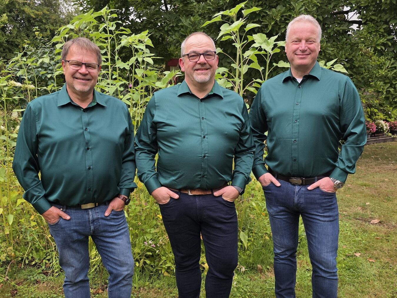 "Festkettenträger Stefan Ingendae mit Adjutanten Egbert Schimke und Frank Naß in traditioneller Kleidung"