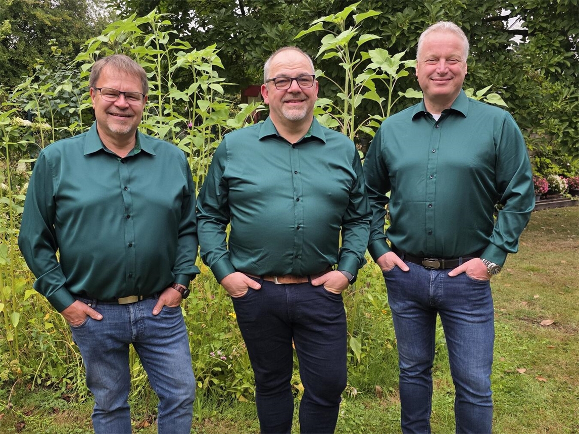 "Festkettenträger Stefan Ingendae mit Adjutanten Egbert Schimke und Frank Naß in traditioneller Kleidung"