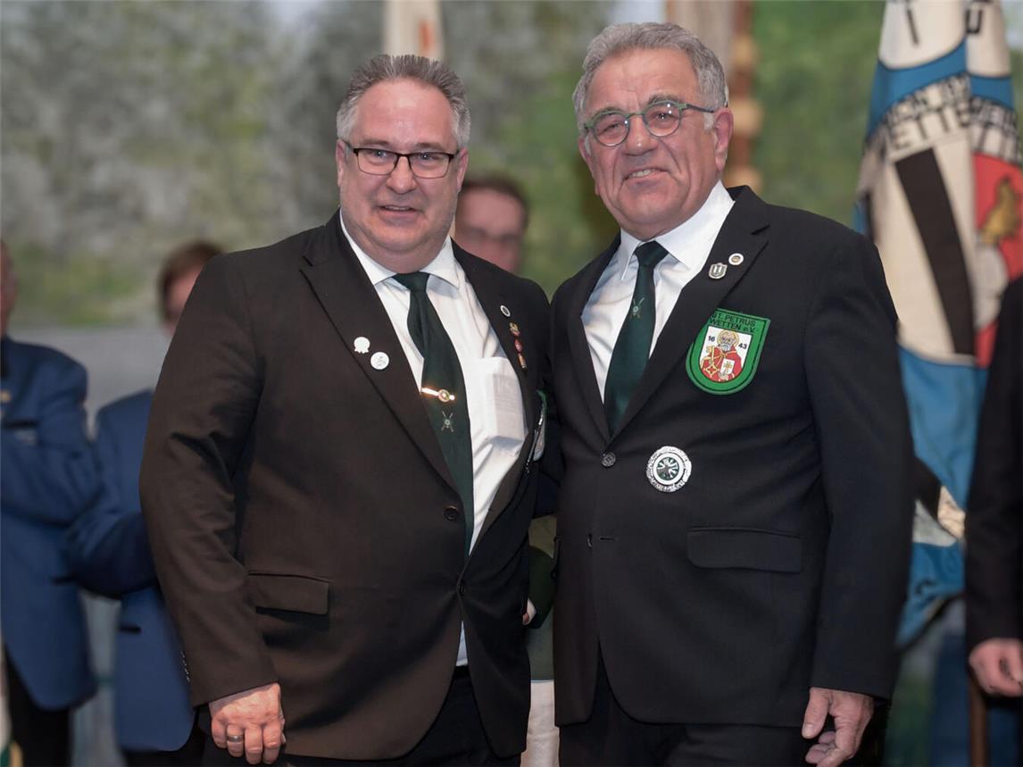 Festkettenträger Willi Selders (r.) mit seinem Adjutanten Oliver Langanke (l.).NN-Foto: Gerhard Seybert