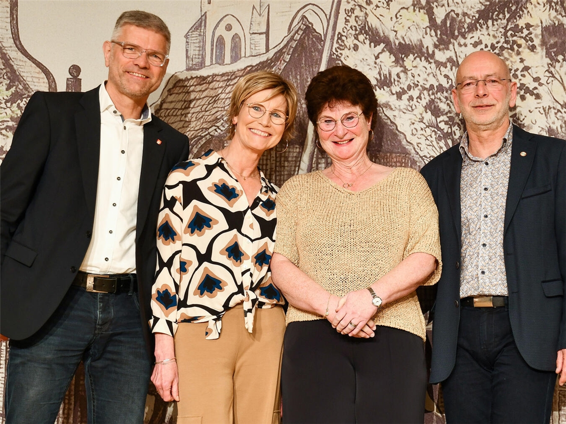 Festkettenträgerin Dorothee Ophey mit Ehemann Gerd (l.) und ihre Adjutantin Andrea Schlossarek mit Ehemann Peter. NN-Fotos: Gerhard Seybert