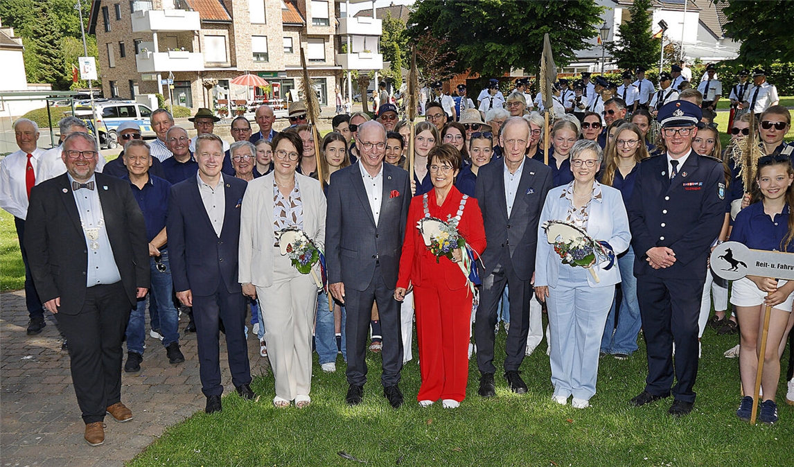 "Festkettenübergabe Rheurdt: Bürgermeister Ketelaers und Vereinsmitglieder feiern mit Festkettenträgerin Petra Tißen, NN-Foto: Theo Leie"