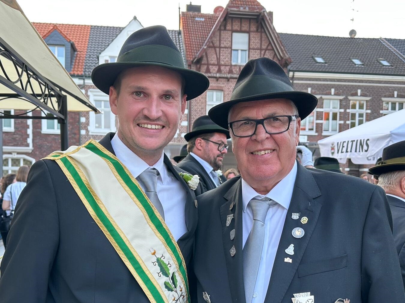 "Festkönig Hermann Voß und Sohn Felix Voß in Schützenuniform, Bürger-Schützengesellschaft Kevelaer"