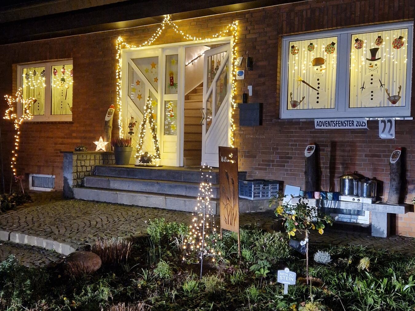 "Festlich geschmückte Häuser in Pont zur Weihnachtszeit, Lichterdekoration, festliche Atmosphäre"