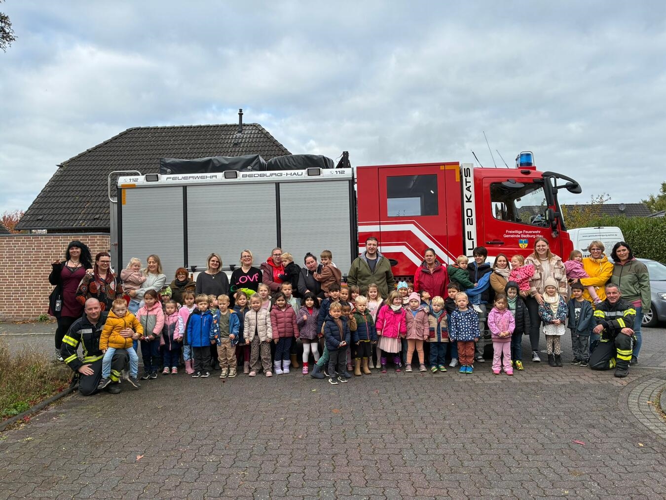 Feuerwehr trifft Kita: Nach der gelungenen Evakuierungsübung in der inklusiven Einrichtung „Lebensbaum“ zeigten die Einsatzkräfte der Freiwilligen Feuerwehr Bedburg-Hau den Kindern, wie Feuerwehrarbeit funktioniert - mit viel Neugier, Staunen und Freude. Foto: Feuerwehr Bedburg-Hau