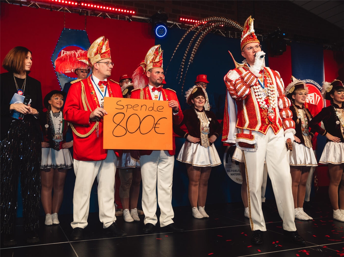 Fidelitas Materborn hat eine Tombola veranstaltet und den Erlös der Klever Prinzengarde überreicht. Die Spende in Höhe von 800 Euro soll der gemeinnützigen Initiative „hilfreich“ zu Gute kommen. Foto: Björn Willimzig