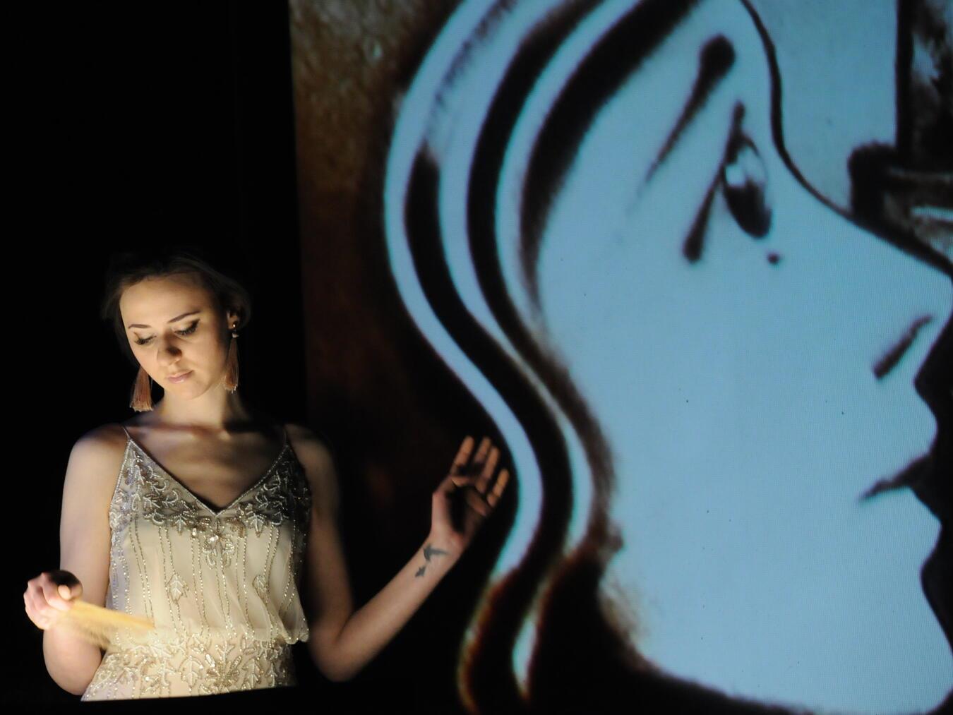 Filigran rieselt der Sand durch Irina Titovas Hände und fügt sich zu wahrhaftigen Kunstwerken zusammen.Foto: Göttlicher Entertainment