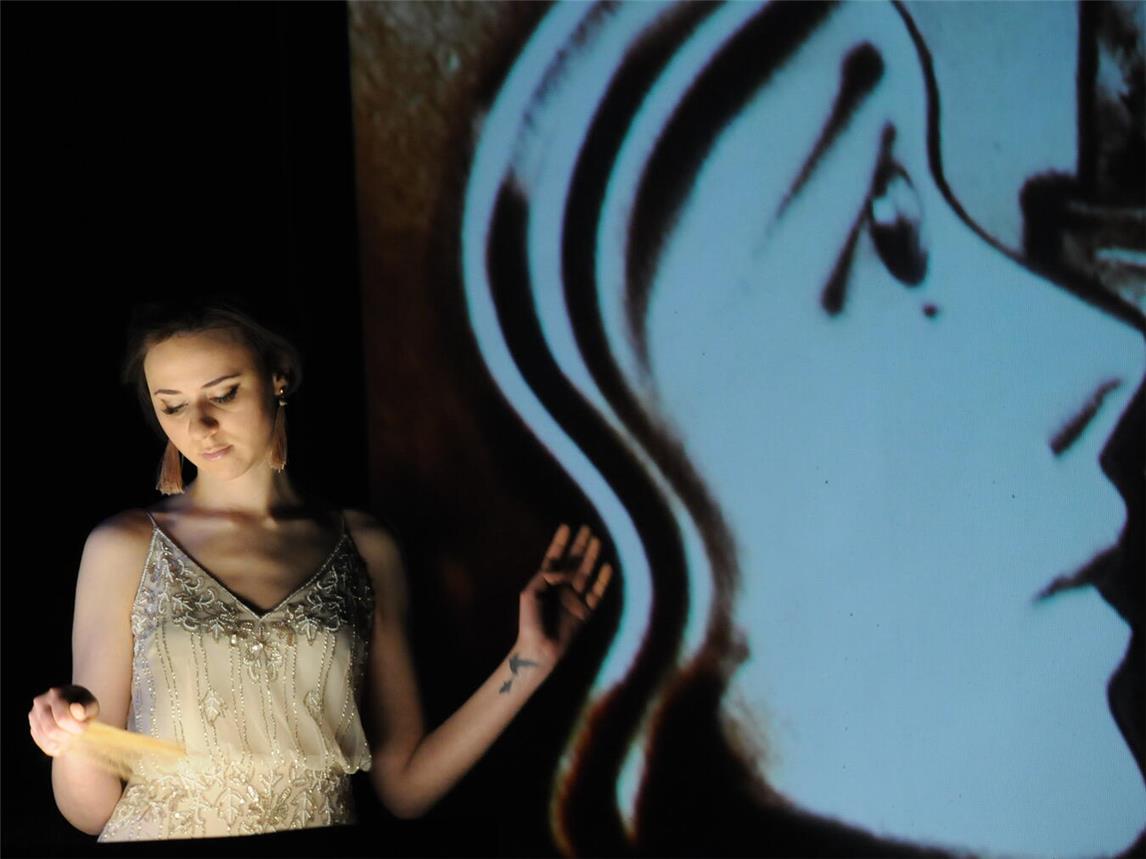 Filigran rieselt der Sand durch Irina Titovas Hände und fügt sich zu wahrhaftigen Kunstwerken zusammen.Foto: Göttlicher Entertainment