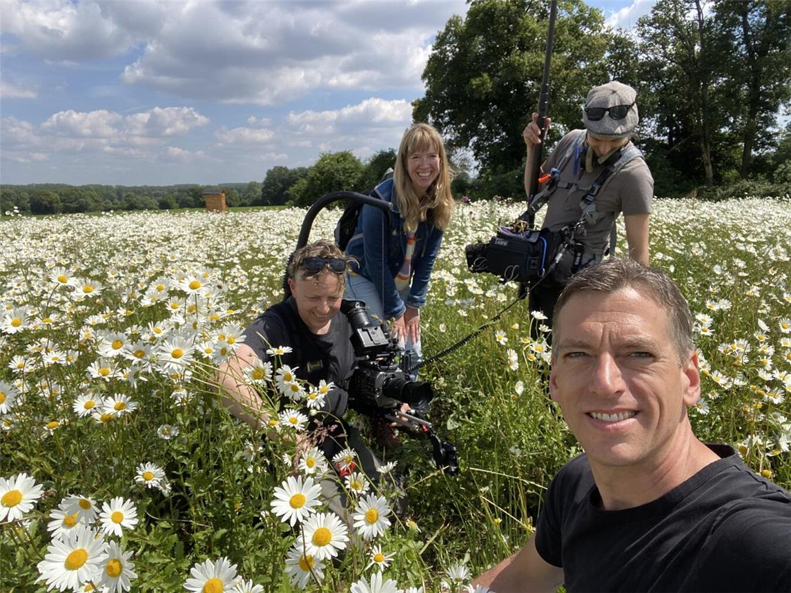 Filmaufnahmen in der Uedemer Bienenweide von Jochen Kanders (vorne).Fotos: privat