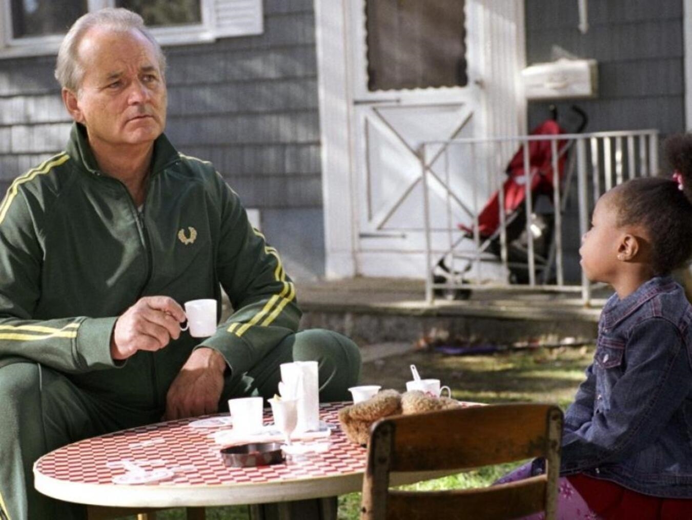 Filmszene aus „Broken Flowers“ mit Bill Murray, nachdenklich auf einem Sofa sitzend.