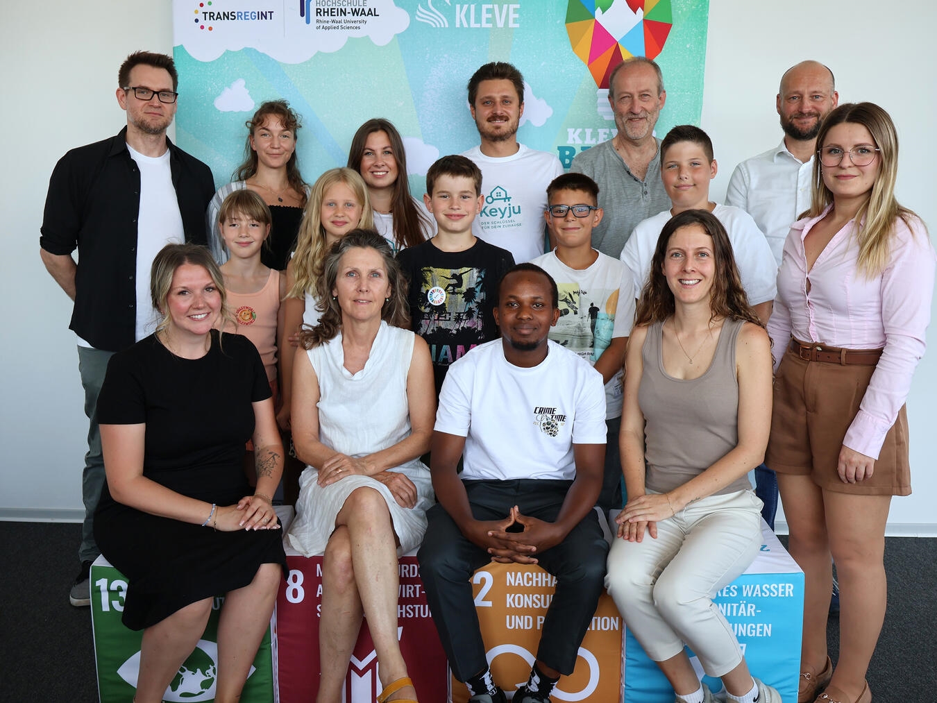 "Finaisten 2026, Gruppenbild mit Pokal, festliche Kleidung, Gewinner jubeln, Foto von CdeKruijf"