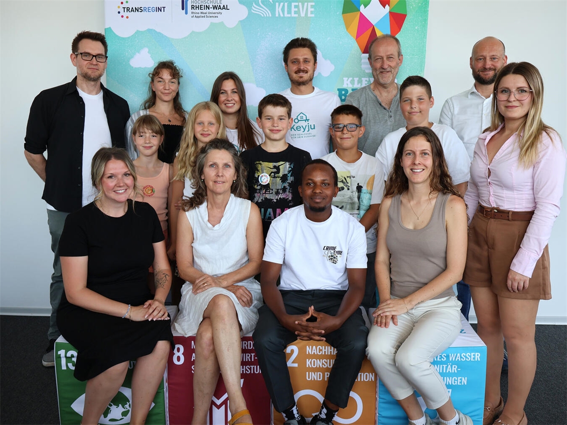 "Finaisten 2026, Gruppenbild mit Pokal, festliche Kleidung, Gewinner jubeln, Foto von CdeKruijf"