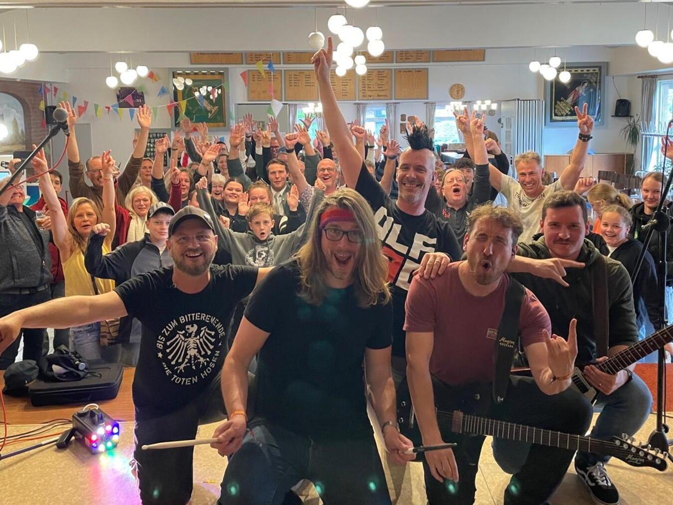 Finale Furioso: Alfred Johnson hatten ein Heimspiel und traten erstmalig vom Probenraum der Alten Schule Hassum heraus in die Öffentlichkeit des Dorfhauses. Auch für die prämierte Nachwuchsband durchaus ein gewagter Sprung …