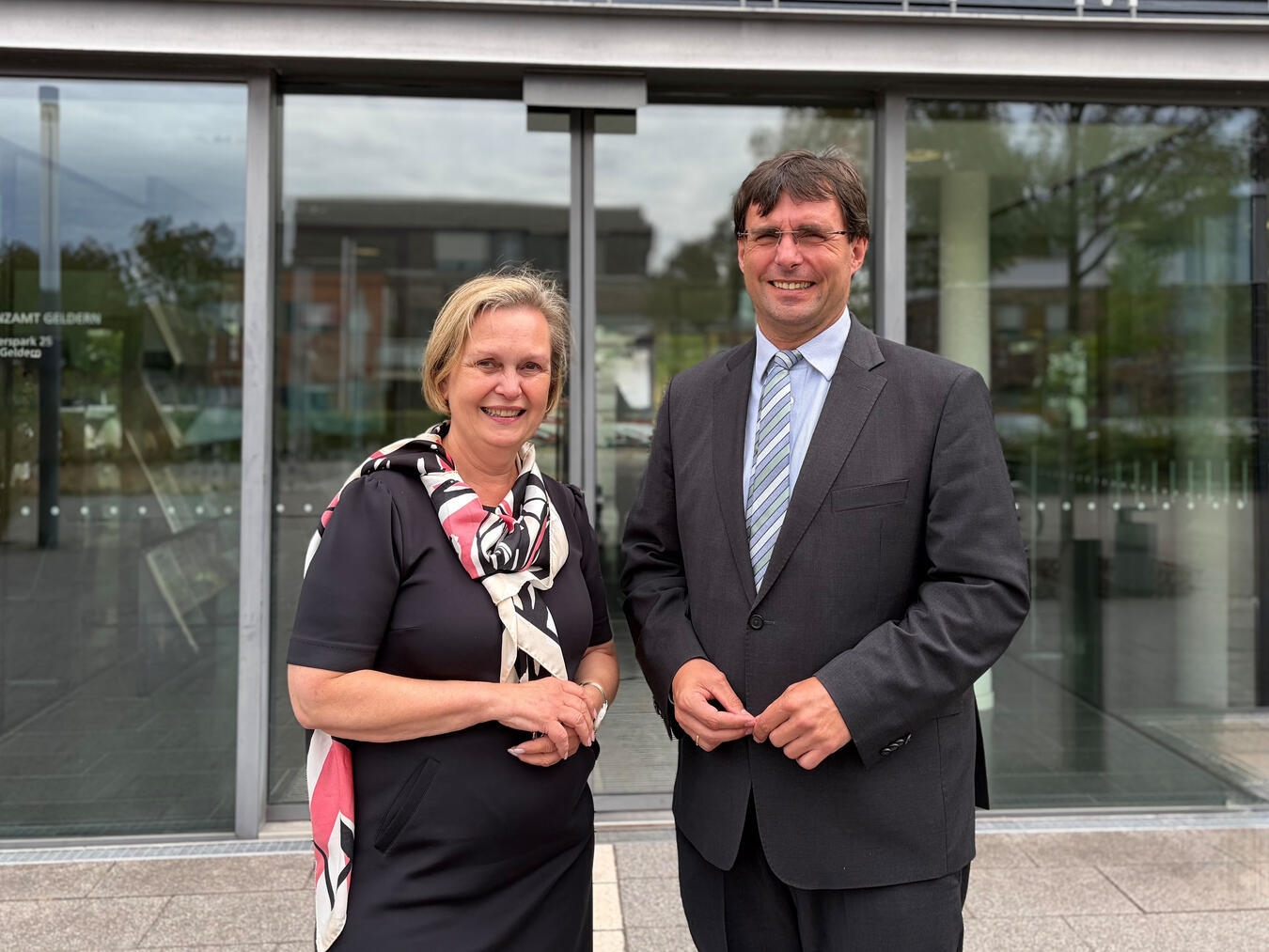 "Finanzamtsleiterin Birgit Hufen-Batzke begrüßt Minister Marcus Optendrenk in Geldern, Treffen am Finanzamt"