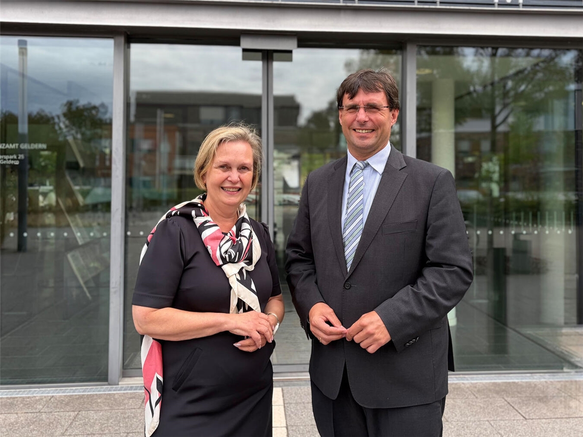 "Finanzamtsleiterin Birgit Hufen-Batzke begrüßt Minister Marcus Optendrenk in Geldern, Treffen am Finanzamt"